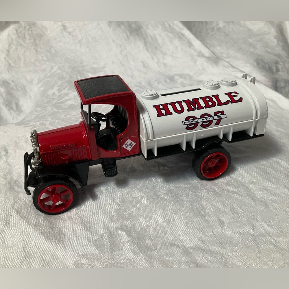 Vintage ERTL Kenworth 1925 Humble Oil 997 Tanker Truck Bank Number 3 in a Series